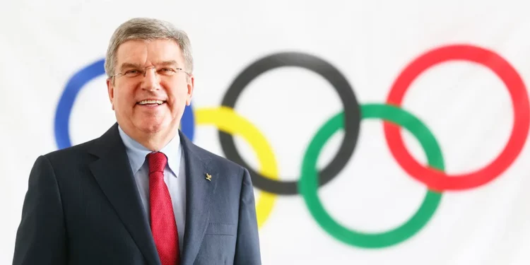 國際奧林匹克委員會現任主席 Thomas Bach 與奧運五環的合照。(圖:ASSOCIATION OF NATIONAL OLYMPIC COMMITTEES OF AFRICA)